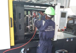 Blow molding machine descaling